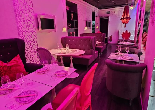 Comidas de grupos en Madrid: 14 bares, salas y menús para gente con hambre y planes