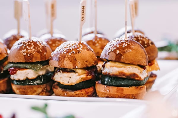 Boda tipo cóctel: Ideas de menú y catering para una celebración informal y elegante