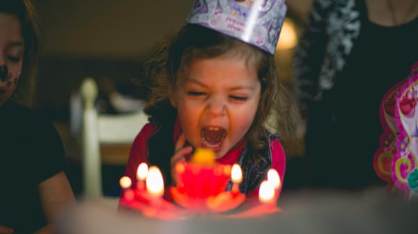 Fiesta sorpresa para niños, jóvenes y adultos: Ideas según la edad