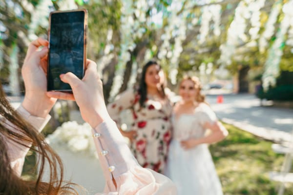 Cuántas fotos se hacen de media en una boda (y cuántas se suben realmente)