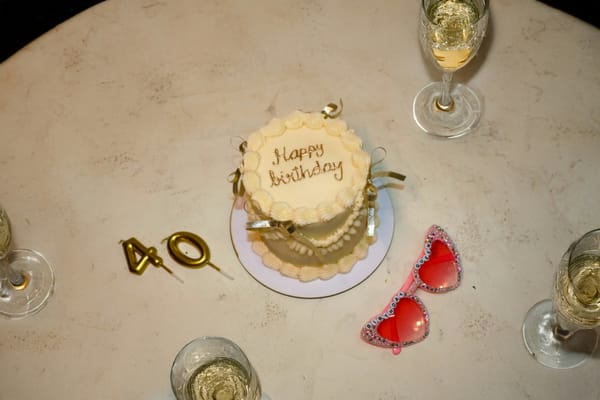 Manual para no arruinar tu propia fiesta de 40 cumpleaños (aunque ya te duela la rodilla)